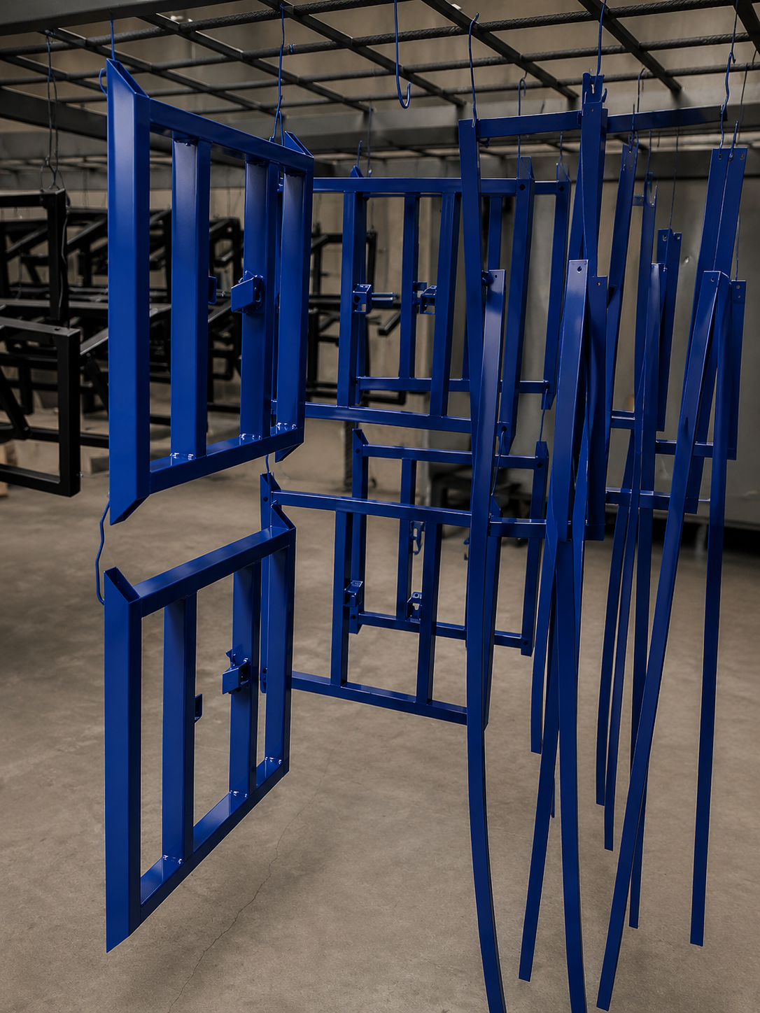 Estruturas metálicas suspensas com acabamento azul