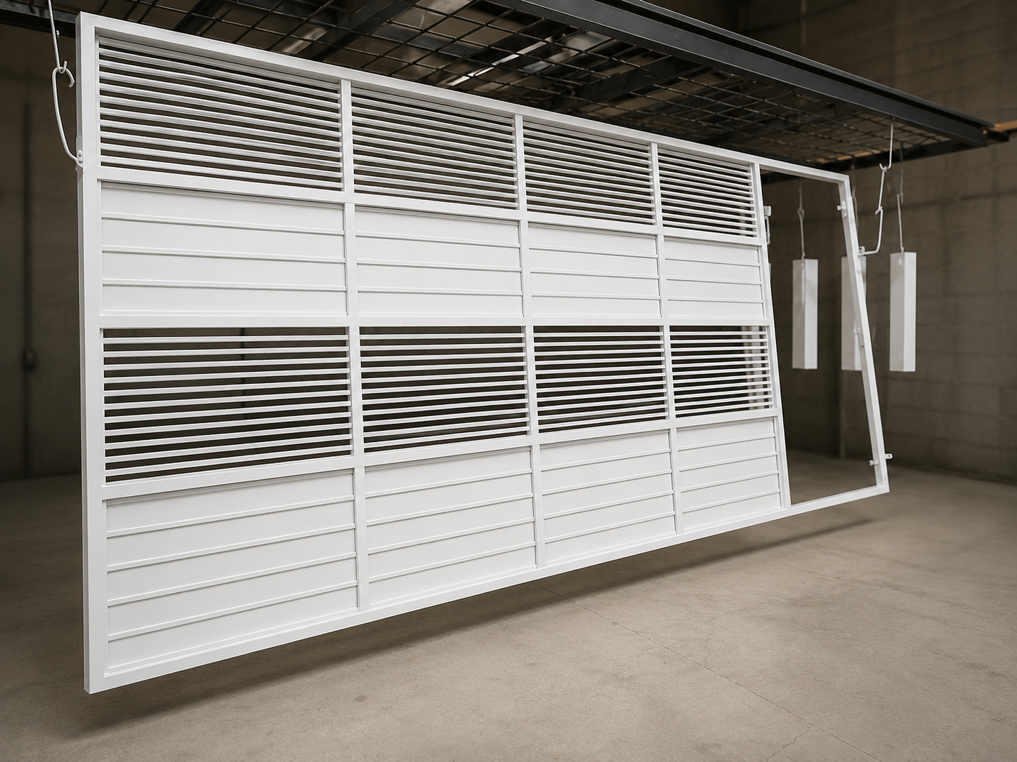 Portão metálico branco suspenso após pintura eletrostática